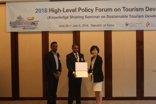 SLTDA receiving award